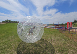 Zorbing bowling à Terre Ronde_été