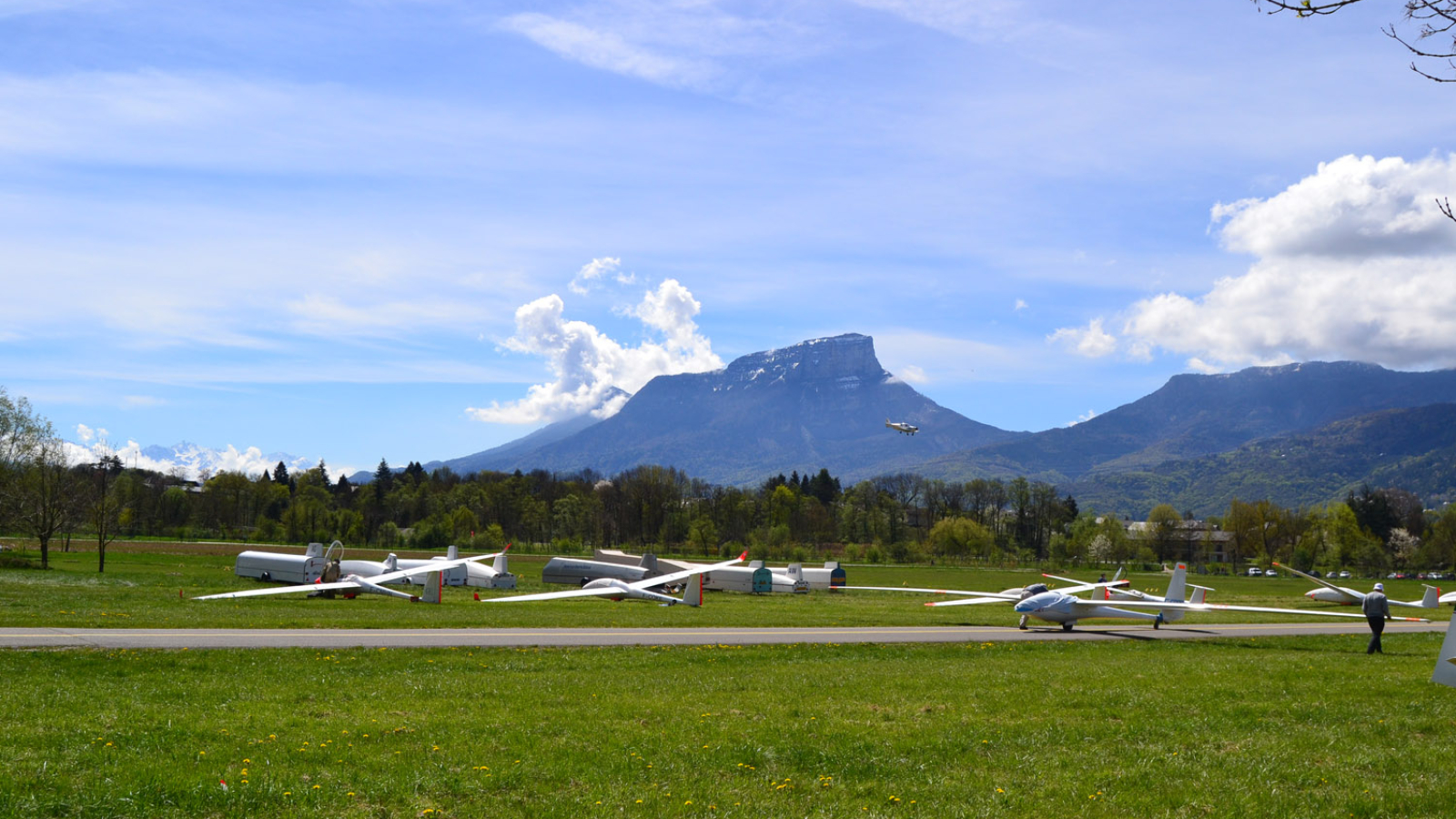 Planeurs à l'aérodrome de Challes les Eaux