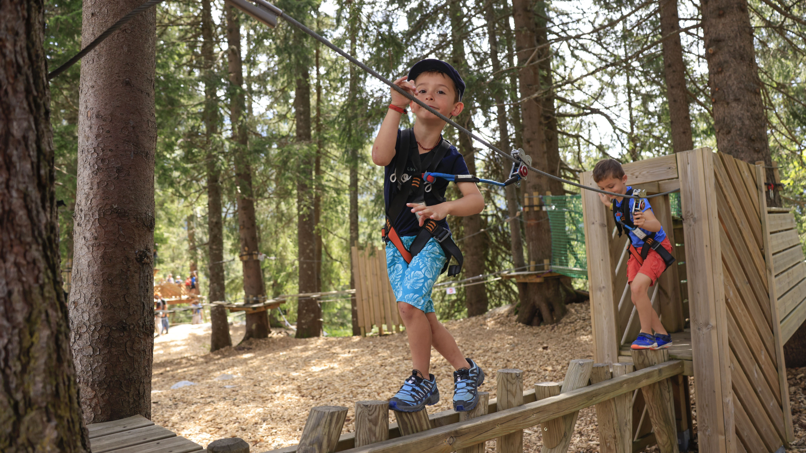 Two boys on the accro-kids course