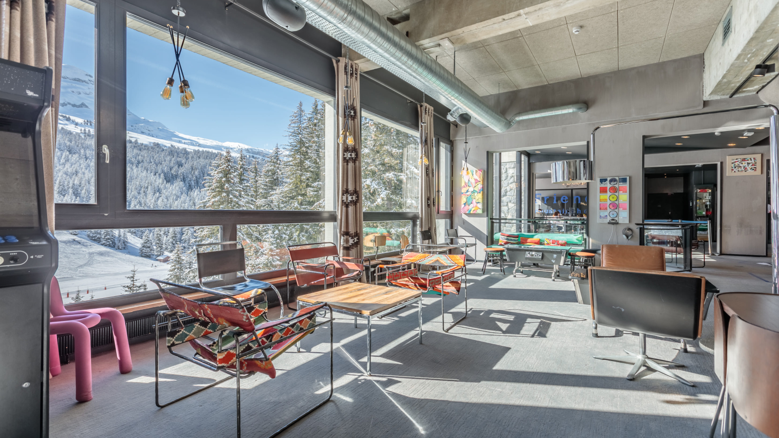 Salle de jeux détente avec vue sur le domaine d'Aujon