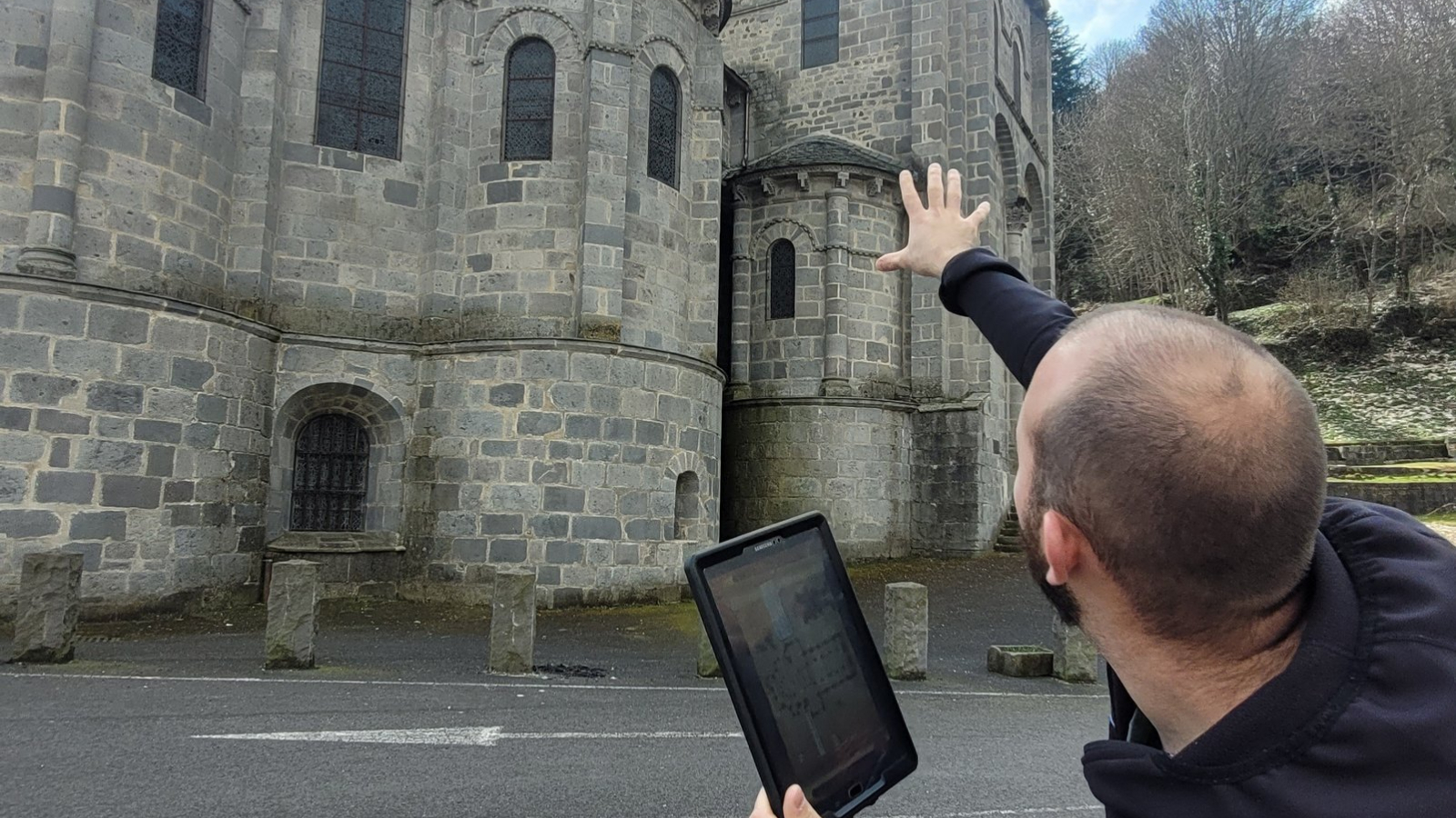 visite virtuelle de la basilique ND d'Orcival extérieur