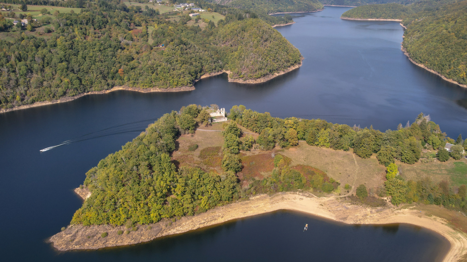 Le château de Thynières sur sa presqu'île