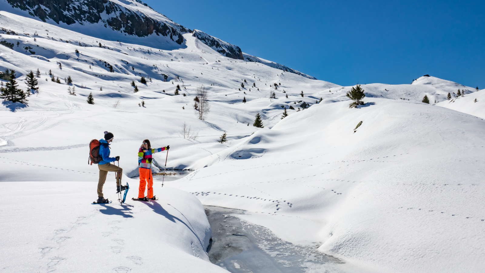 Un couple profite du beau temps pour randonner sur le Plateau des Lacs à Oz-en-Oisans