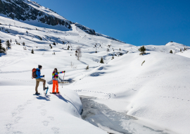 Un couple profite du beau temps pour randonner sur le Plateau des Lacs à Oz-en-Oisans