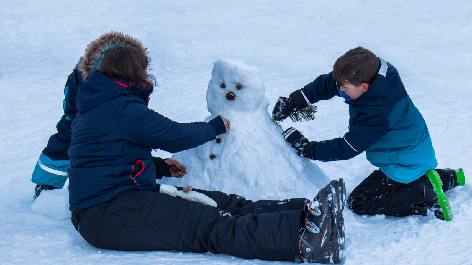 Family snowman competition for young and old alike