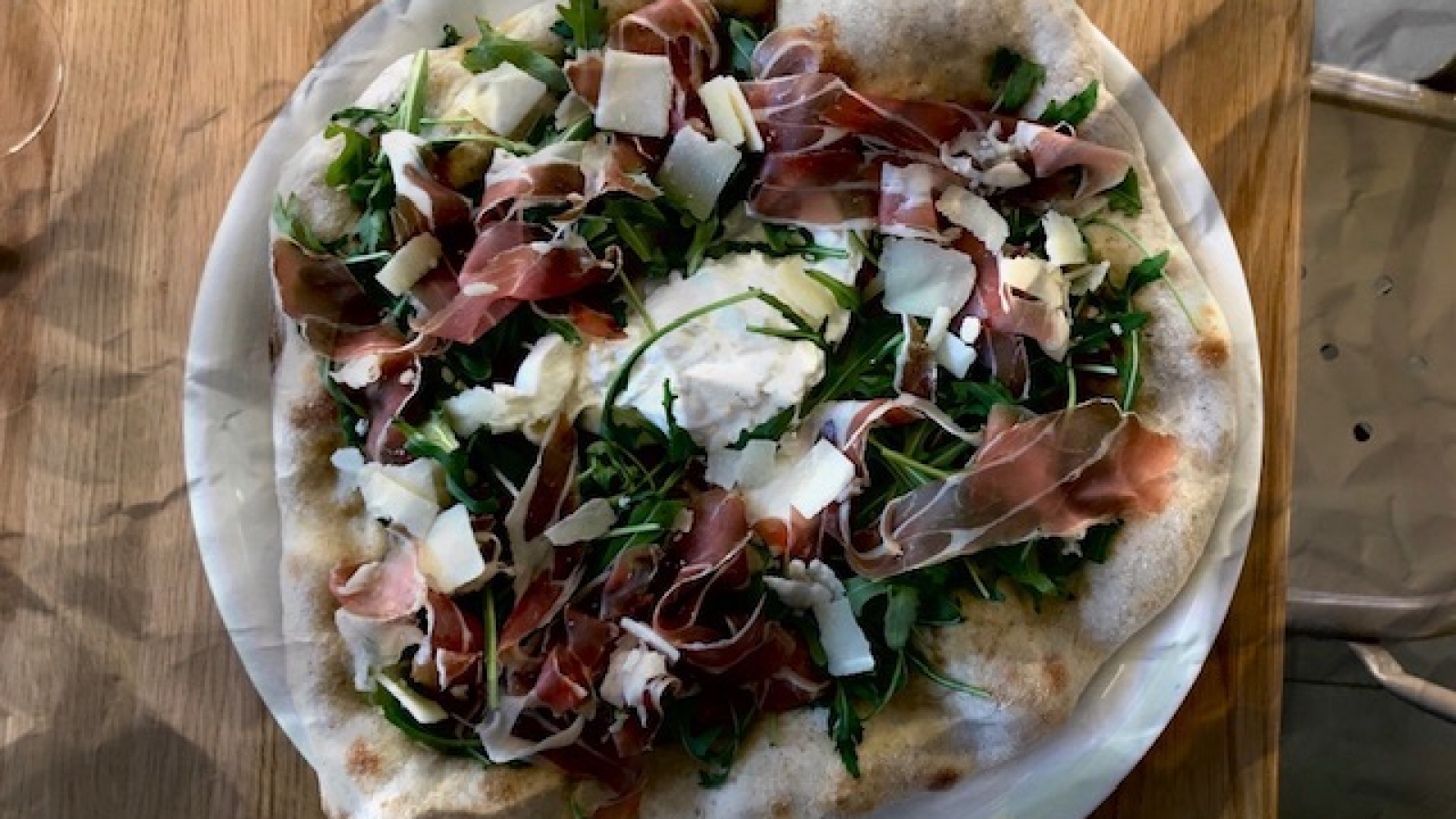 Pizza avec jambon, fromage, roquette