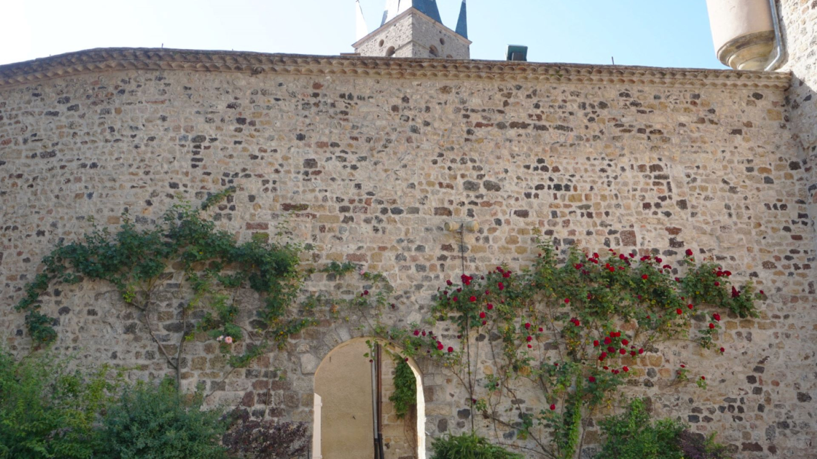 Thueyts - Château de Blou et ses roses 2 ©sourcesetvolcans