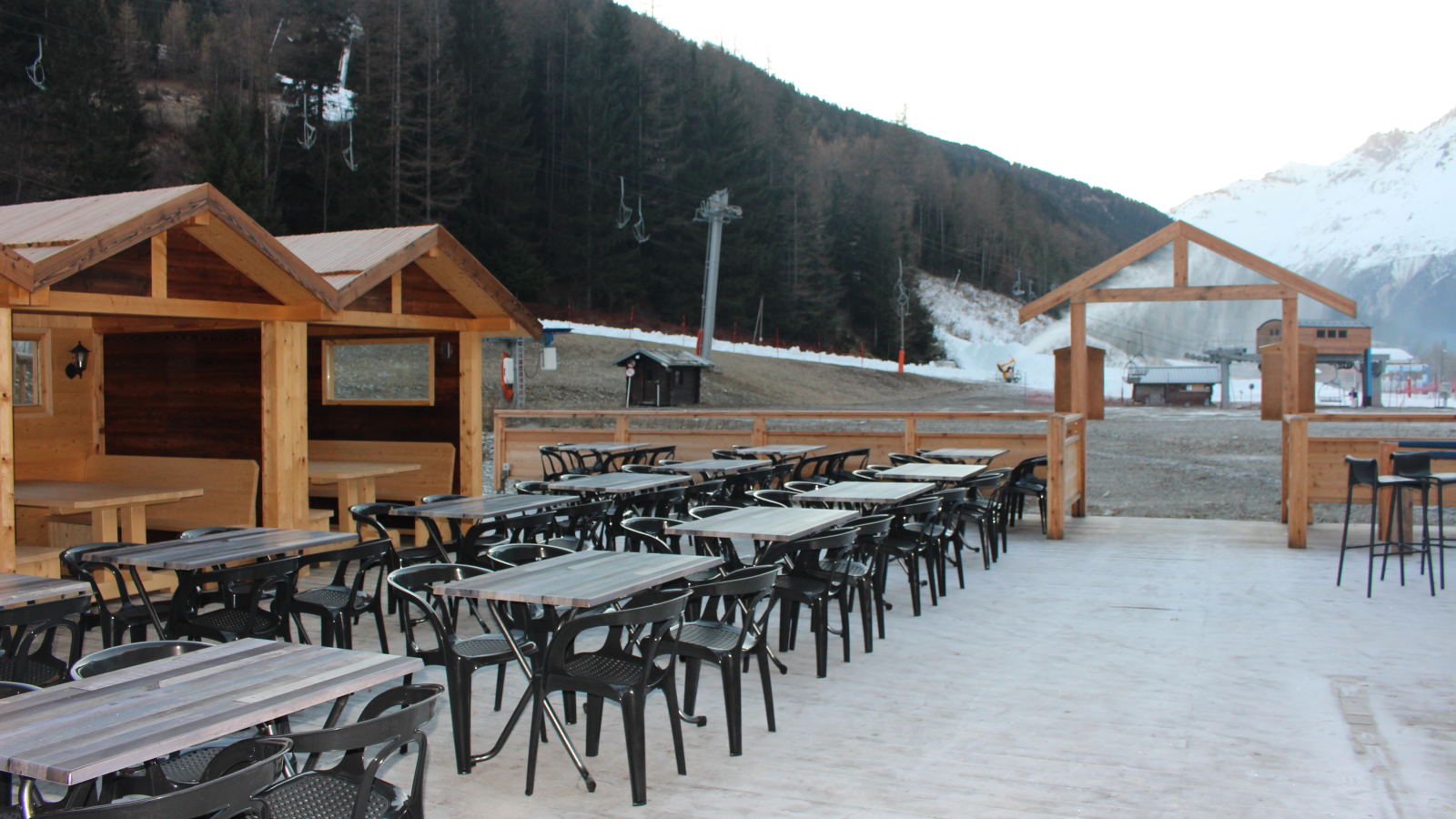 La terrasse et ses cabanes