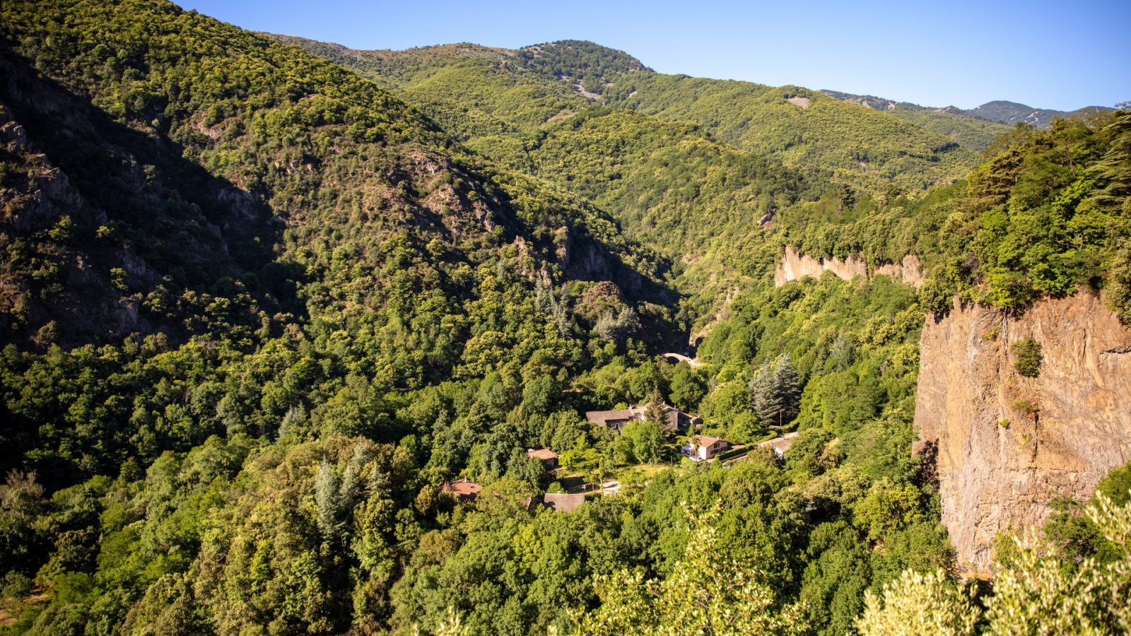 Thueyts - Visite géologique à Thueyts - belvédère de la gueule d'enfer et pont du diable ©sourcesetvolcans