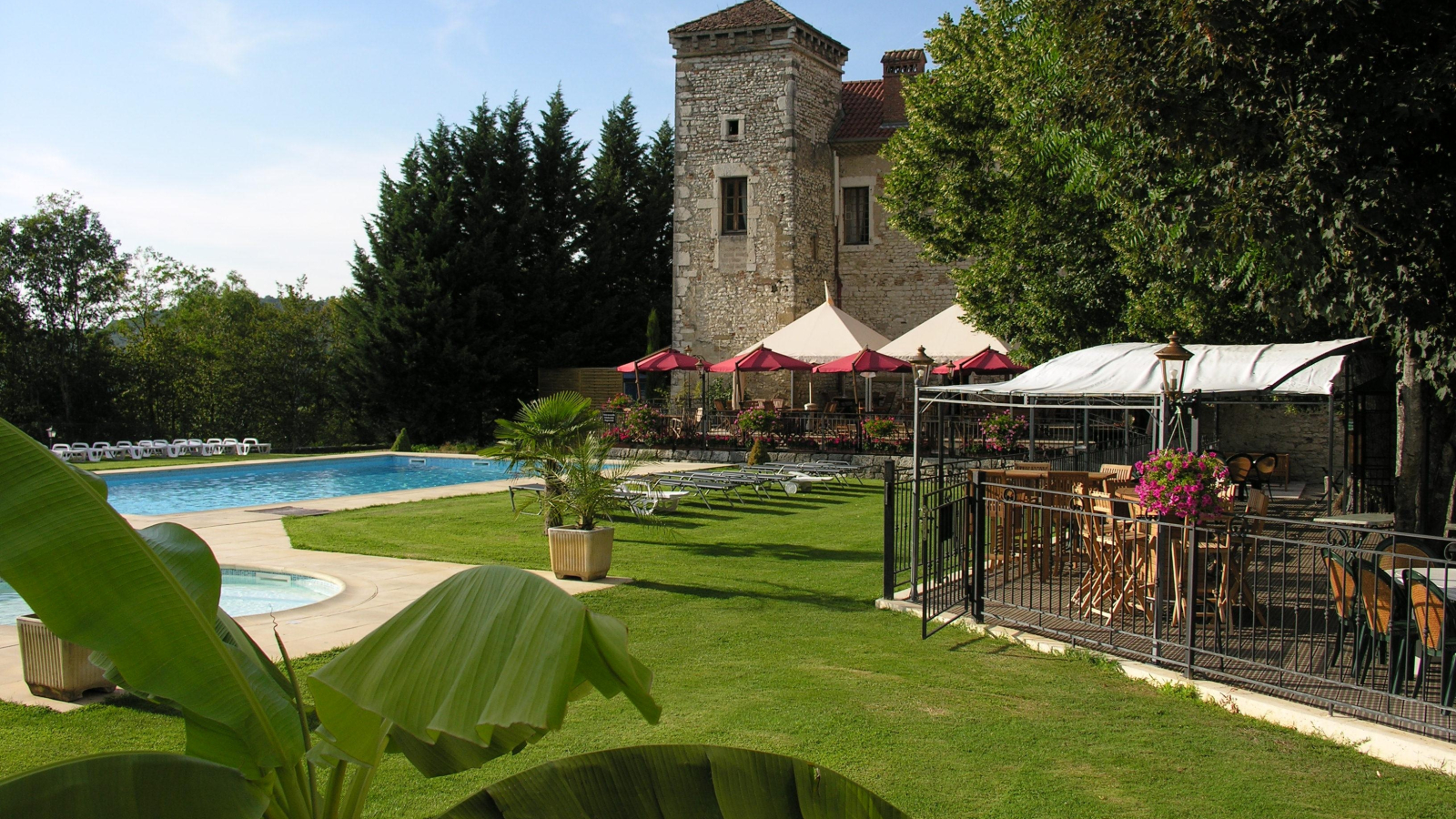 Bistrot d'été - Château du Chapeau Cornu - Vignieu - Balcons du Dauphiné - Nord-Isère - à moins d'une heure de Lyon