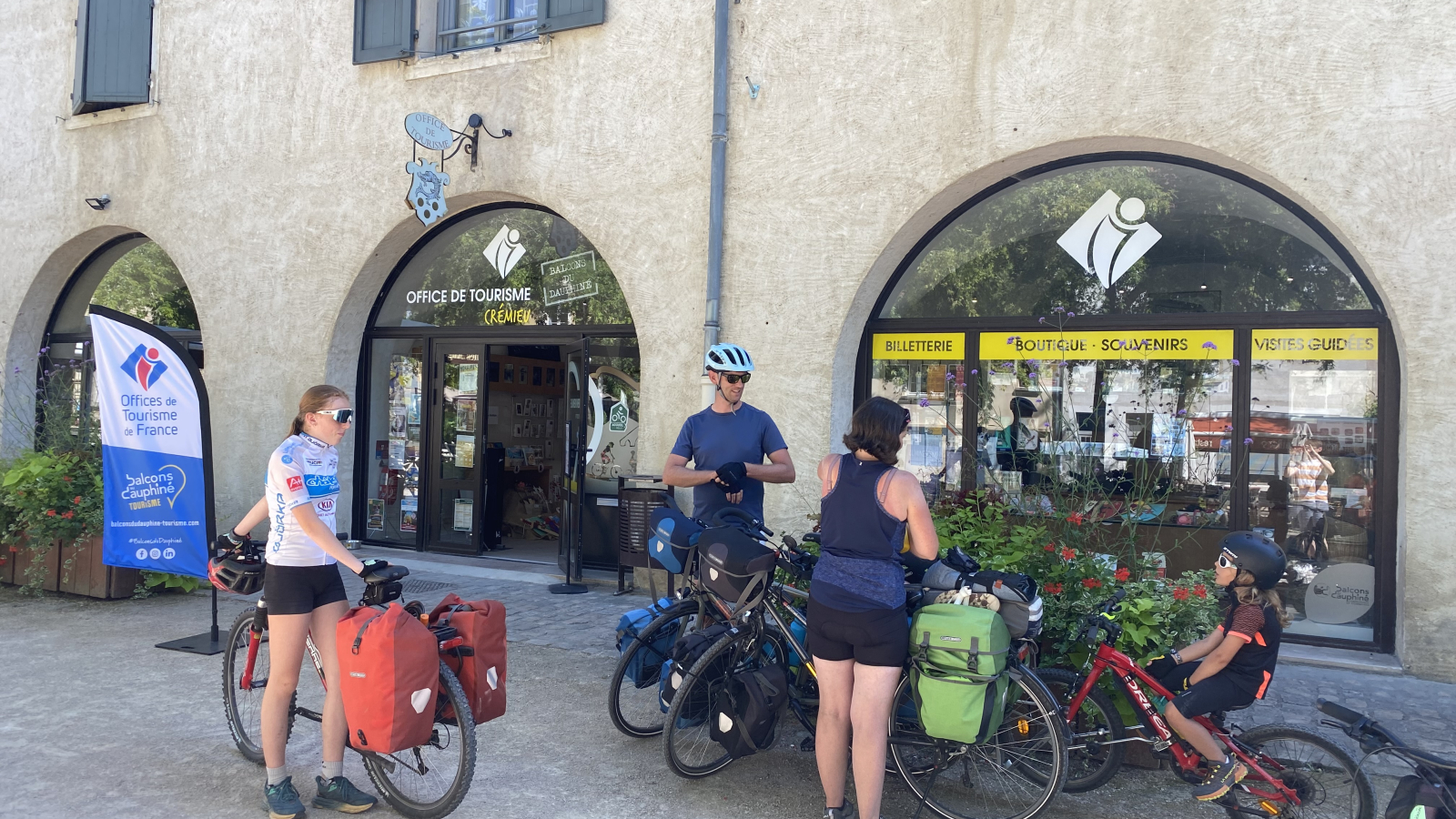 Une famille de cyclotouristes de passage sur la Voie Verte des Balcons