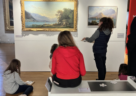 Enfants dans une salle Beaux arts