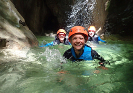 famille en canyoning dans l'eau