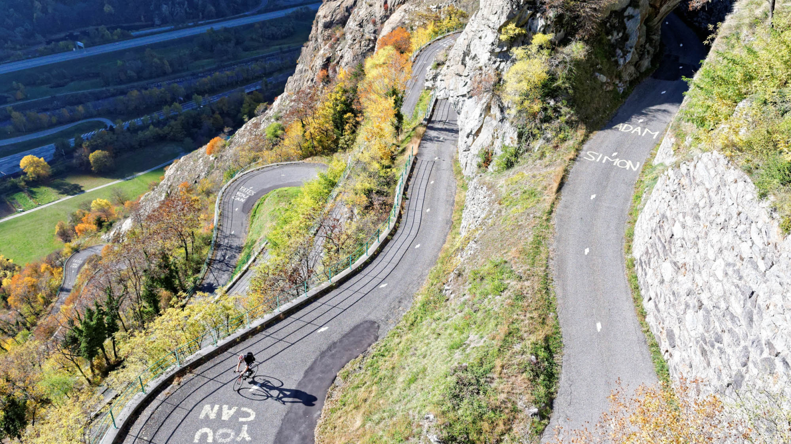 Dans l'ascension des lacets de Montvernier