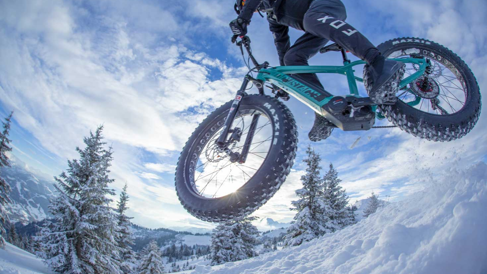 Saut en Vélo électrique sur neige