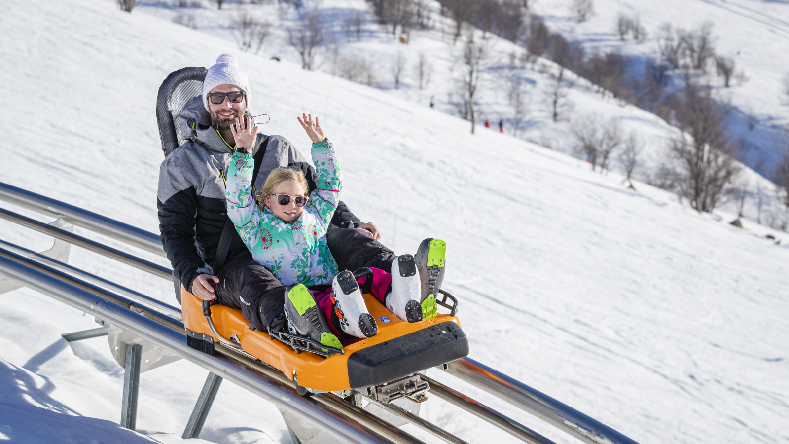 Une femme et son enfant sur la luge