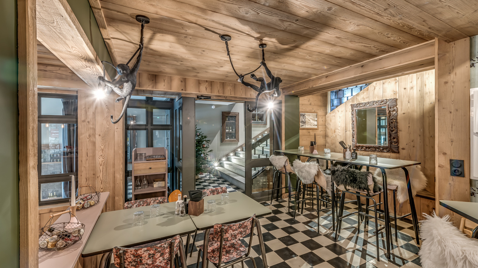 Salle du restaurant du midi - Le Val d'Isère Café