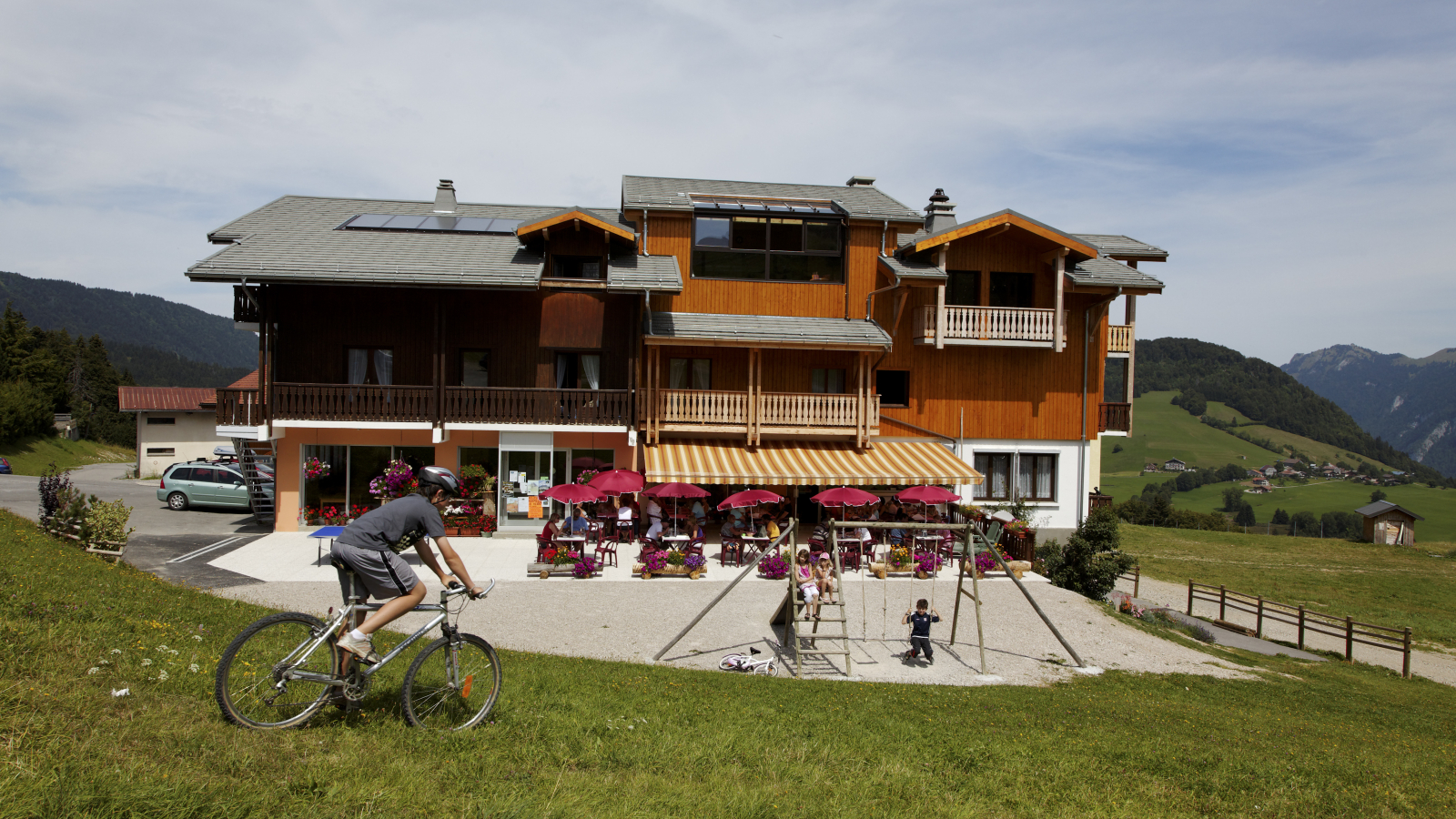 Vue extérieure en hiver de l'hôtel Les skieurs