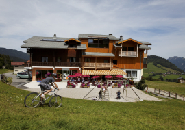 Vue extérieure en hiver de l'hôtel Les skieurs