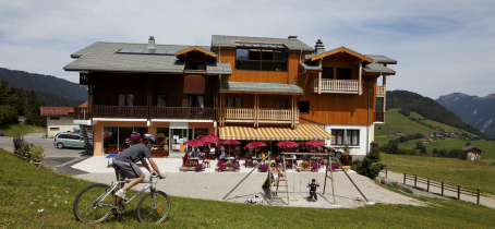 Vue extérieure en hiver de l'hôtel Les skieurs