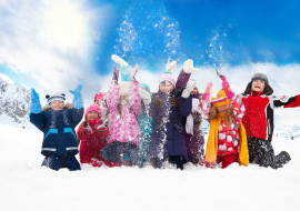 Groupe enfants dans la neige