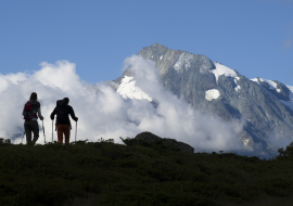 Paysage montagnard offrant un sublime cadre pour 2 marcheurs en pleine conscience