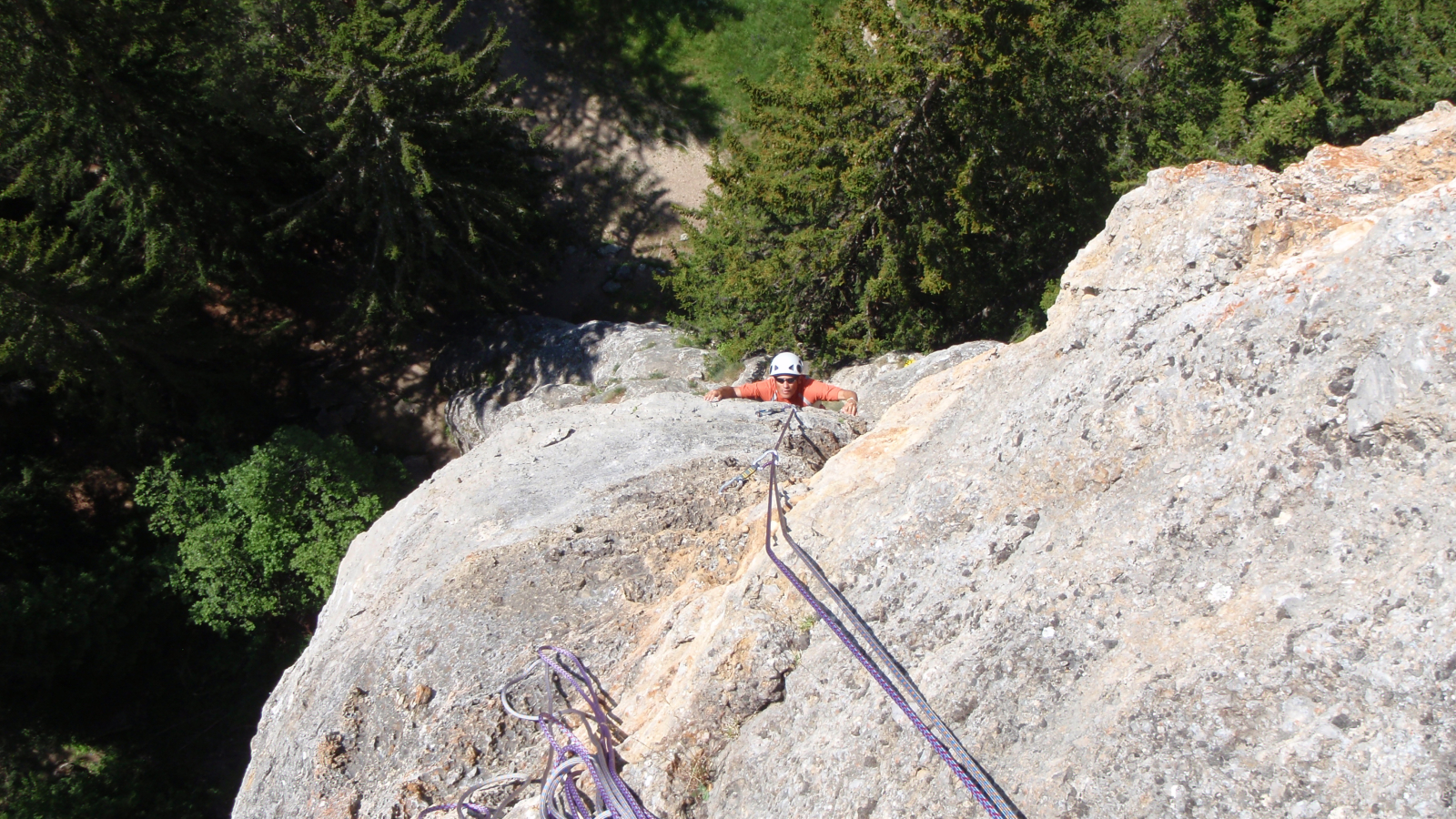 Pratiquant d'escalade en falaise