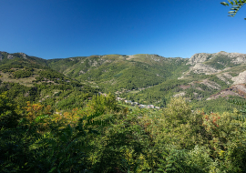 Montpezat sous Bauzon - Hauteurs du Chambon sur le village ©sourcesetvolcans