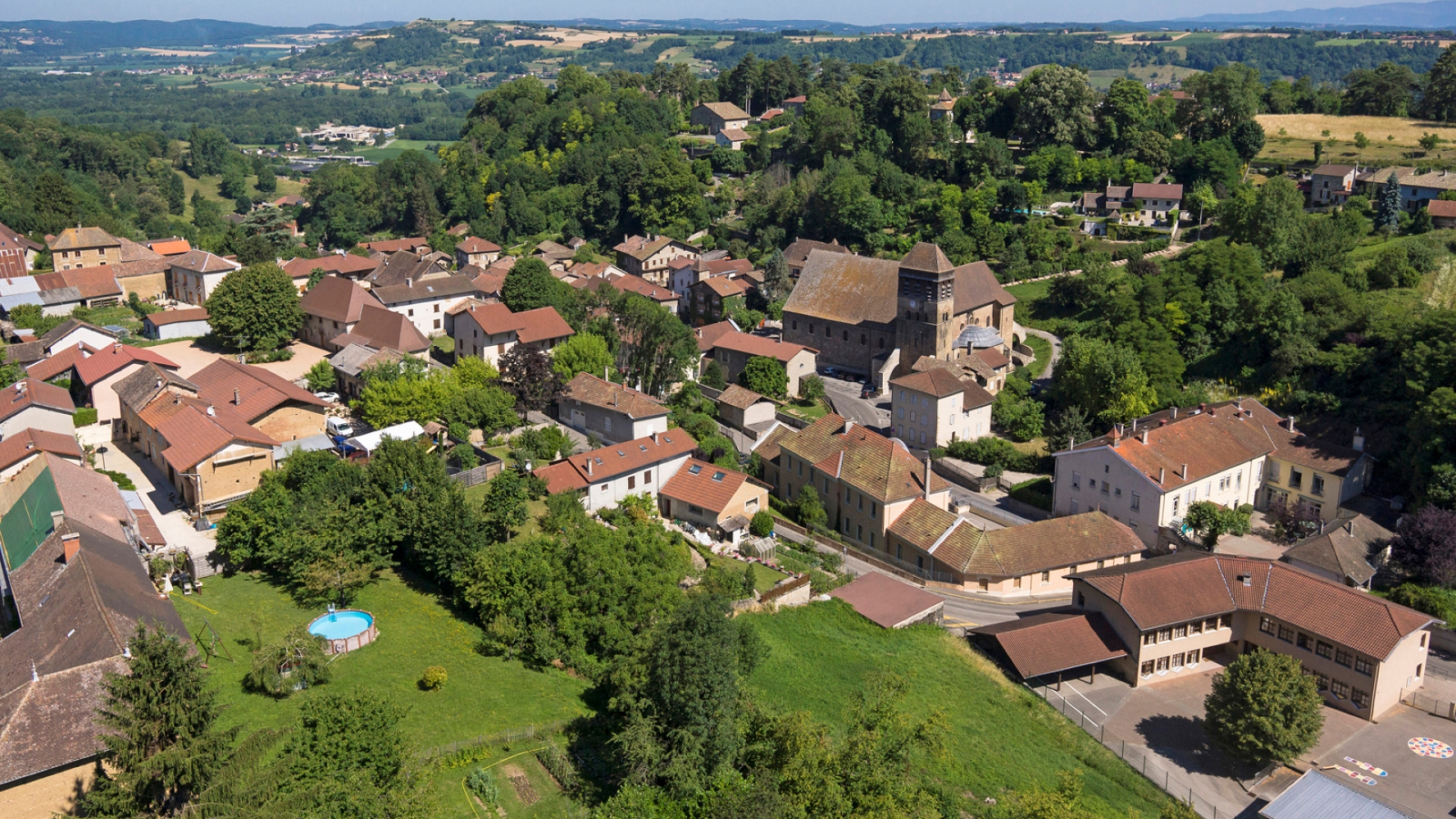 Village de Saint-Chef, à moins d'une heure de Lyon