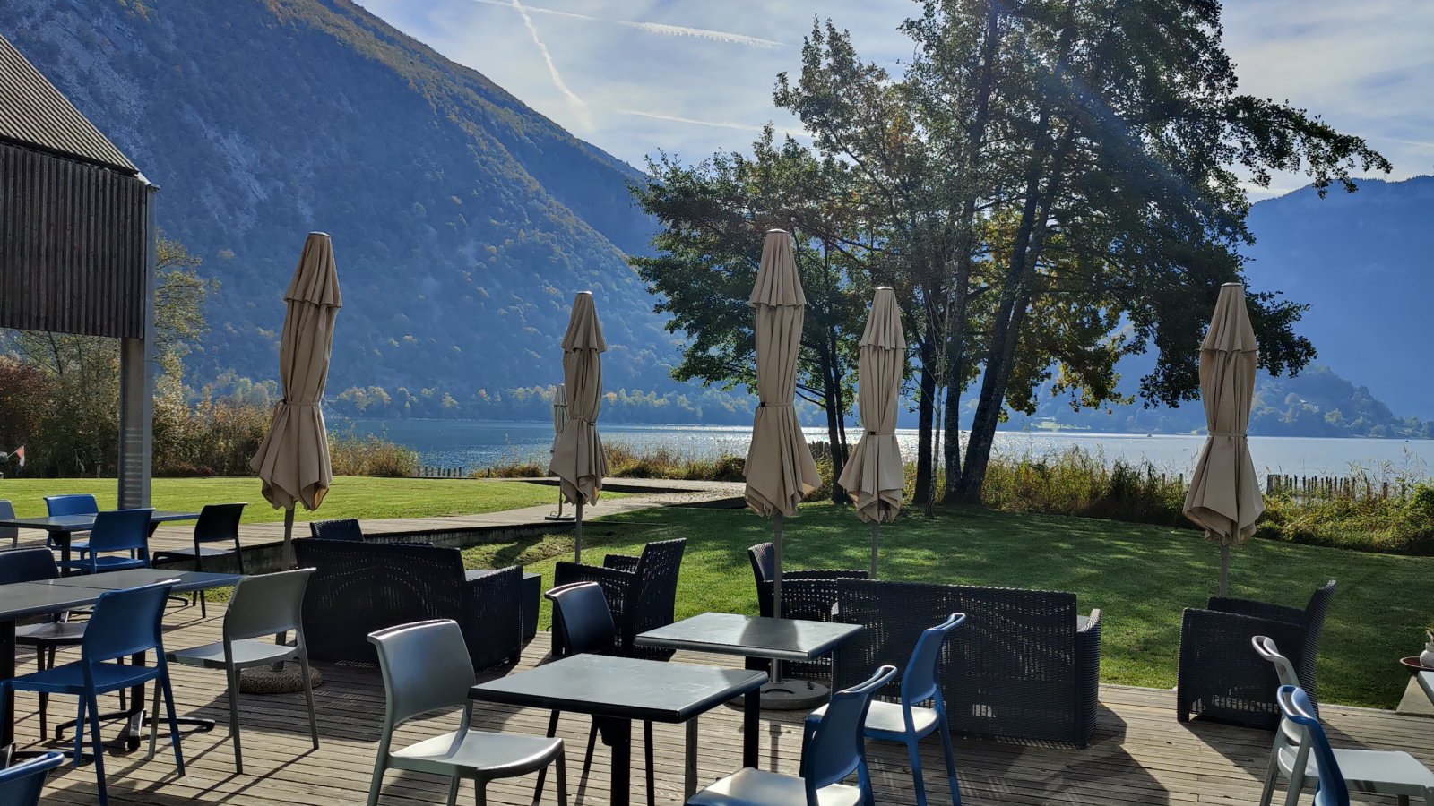 Terrasse en bord de lac avec tables et parasols