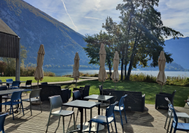 Terrasse en bord de lac avec tables et parasols