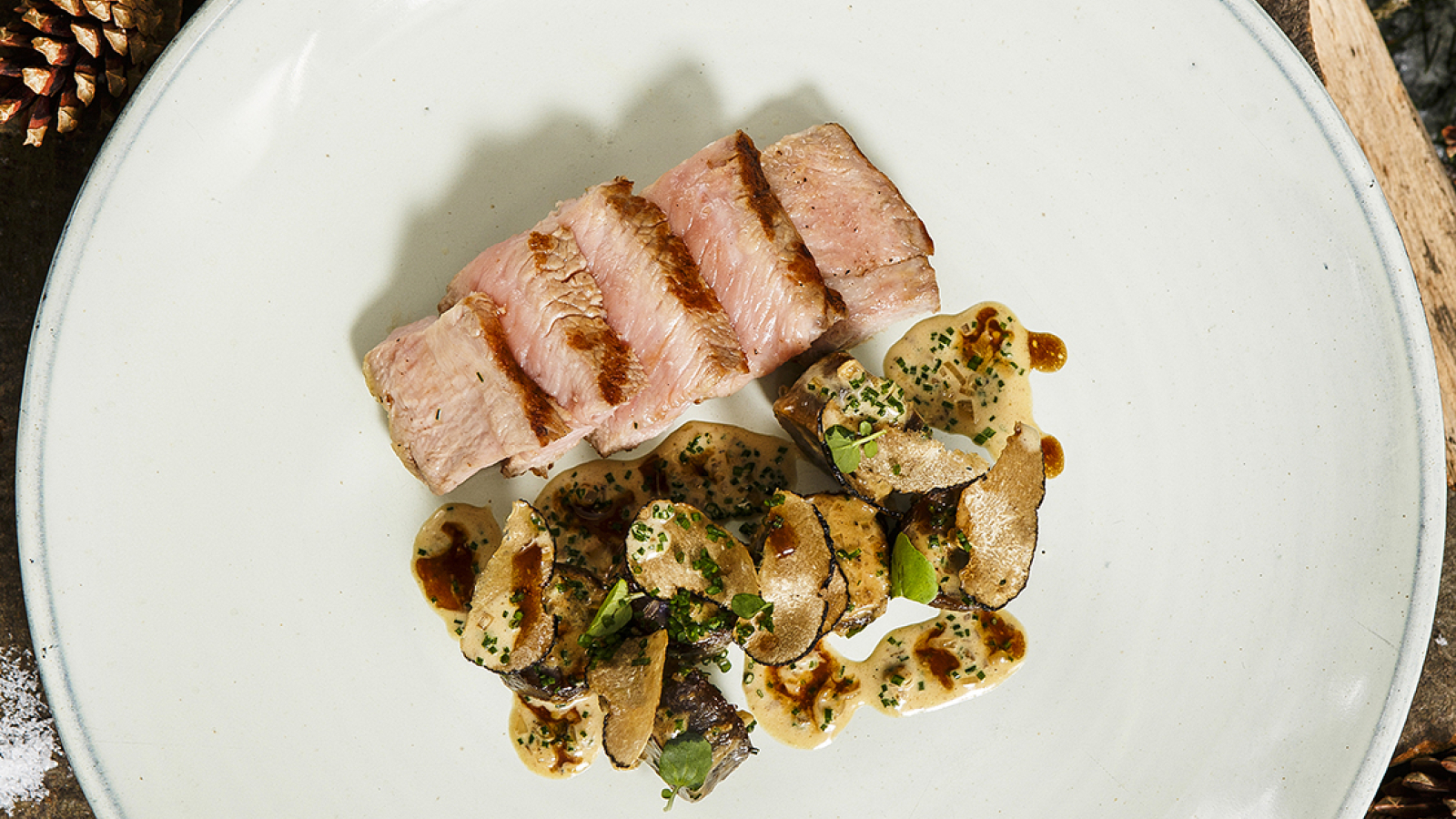 Côte de veau en cocotte au foin, mousseline de pomme de terre au safran