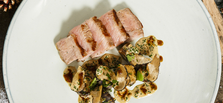 Côte de veau en cocotte au foin, mousseline de pomme de terre au safran