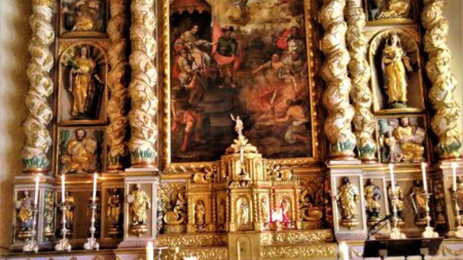 Vue du retable majeur à l'intérieur de l'Eglise Sainte Marie Madeleine, située à Sainte Foy Chef-Lieu