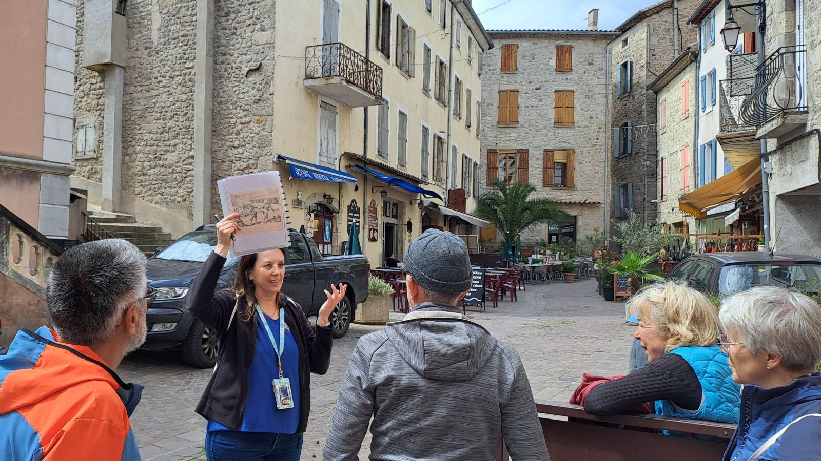 laurie nicolas guide sud ardeche avec un groupe de touriste