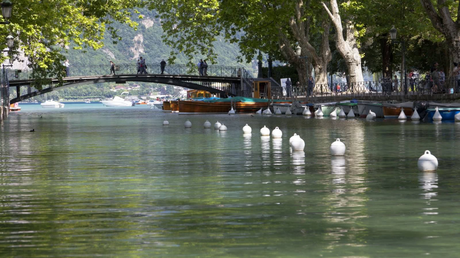 Le pont des Amours à Annecy surplombant le Thiou