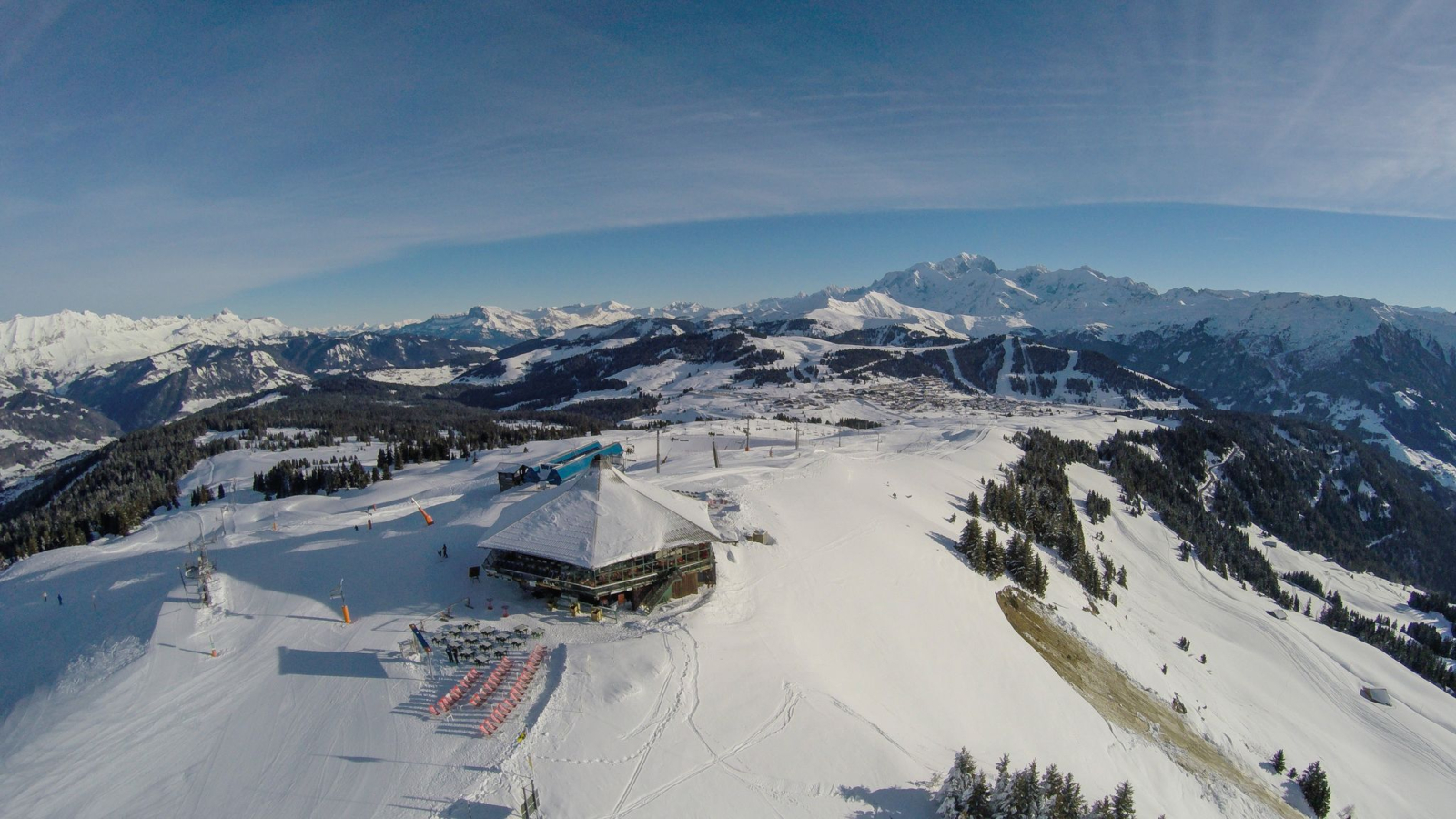 Vue panoramique sur le massif du Mont-Blanc, Les Aravis et le Beaufortain