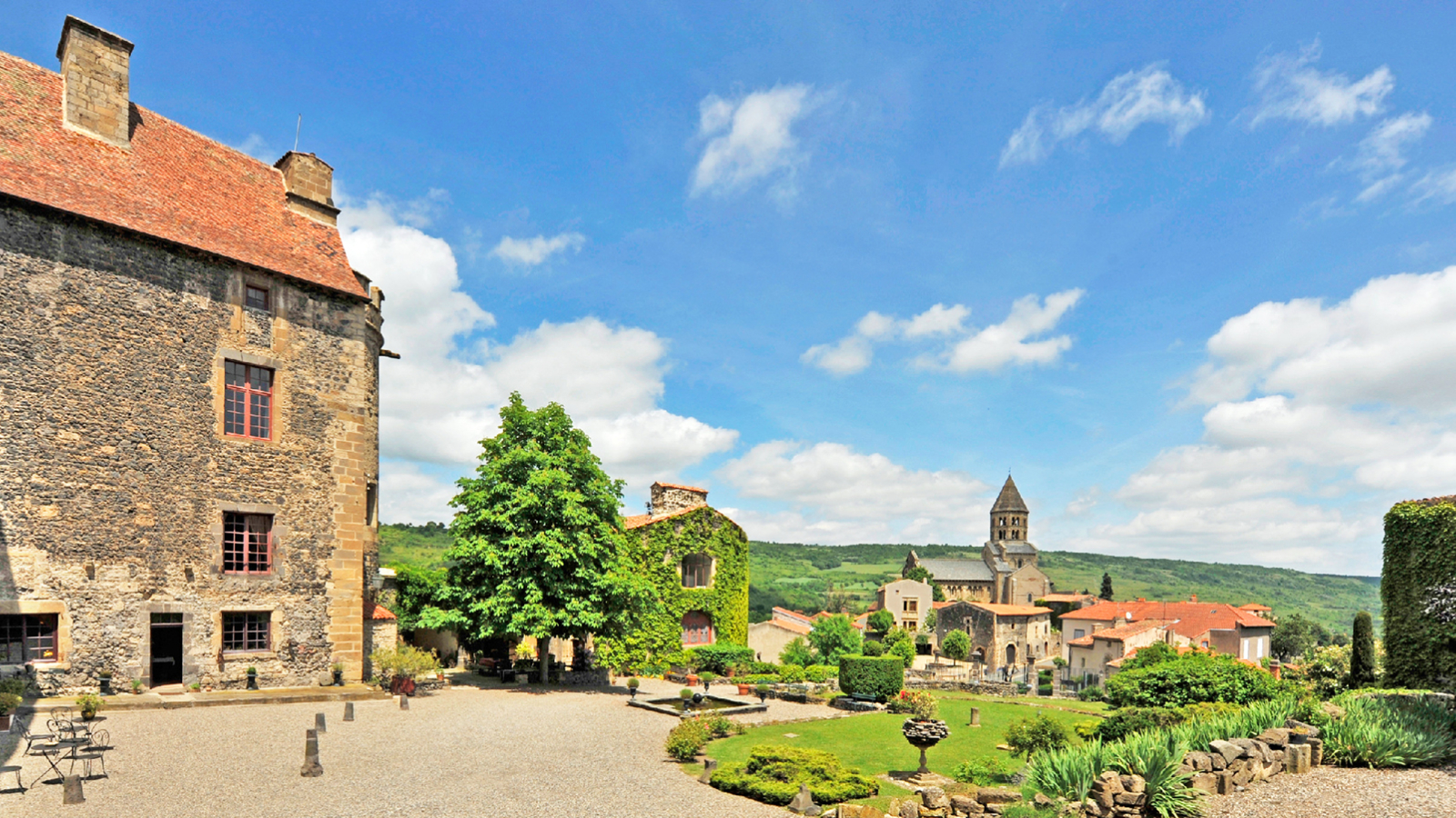 Cour du châtau de Saint-Saturnin