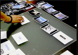 Table de montage avec différentes cartes posées dessus