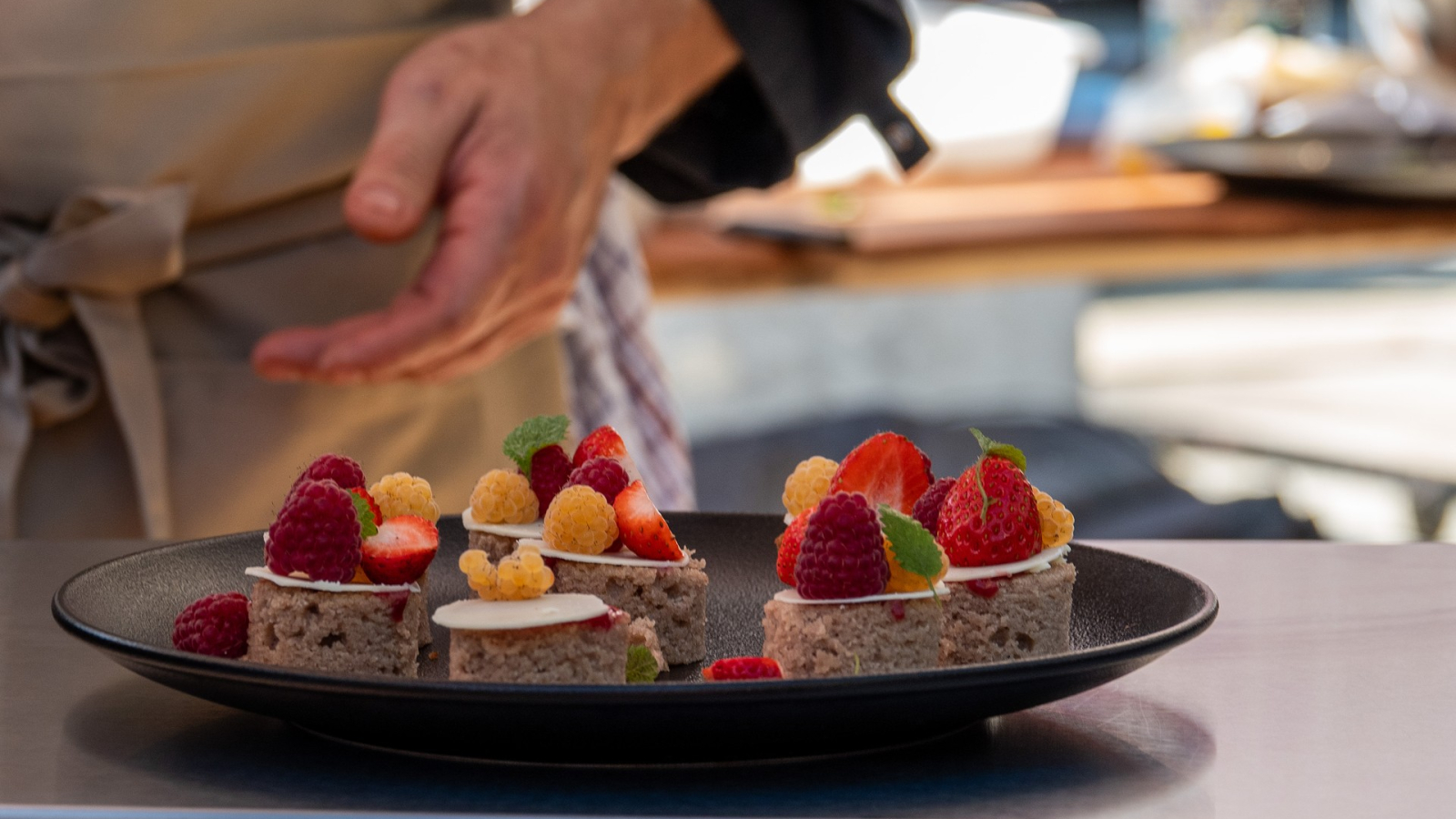Thueyts - Ardèche s'invite au Menu - dessert fruits rouges ©sourcesetvolcans