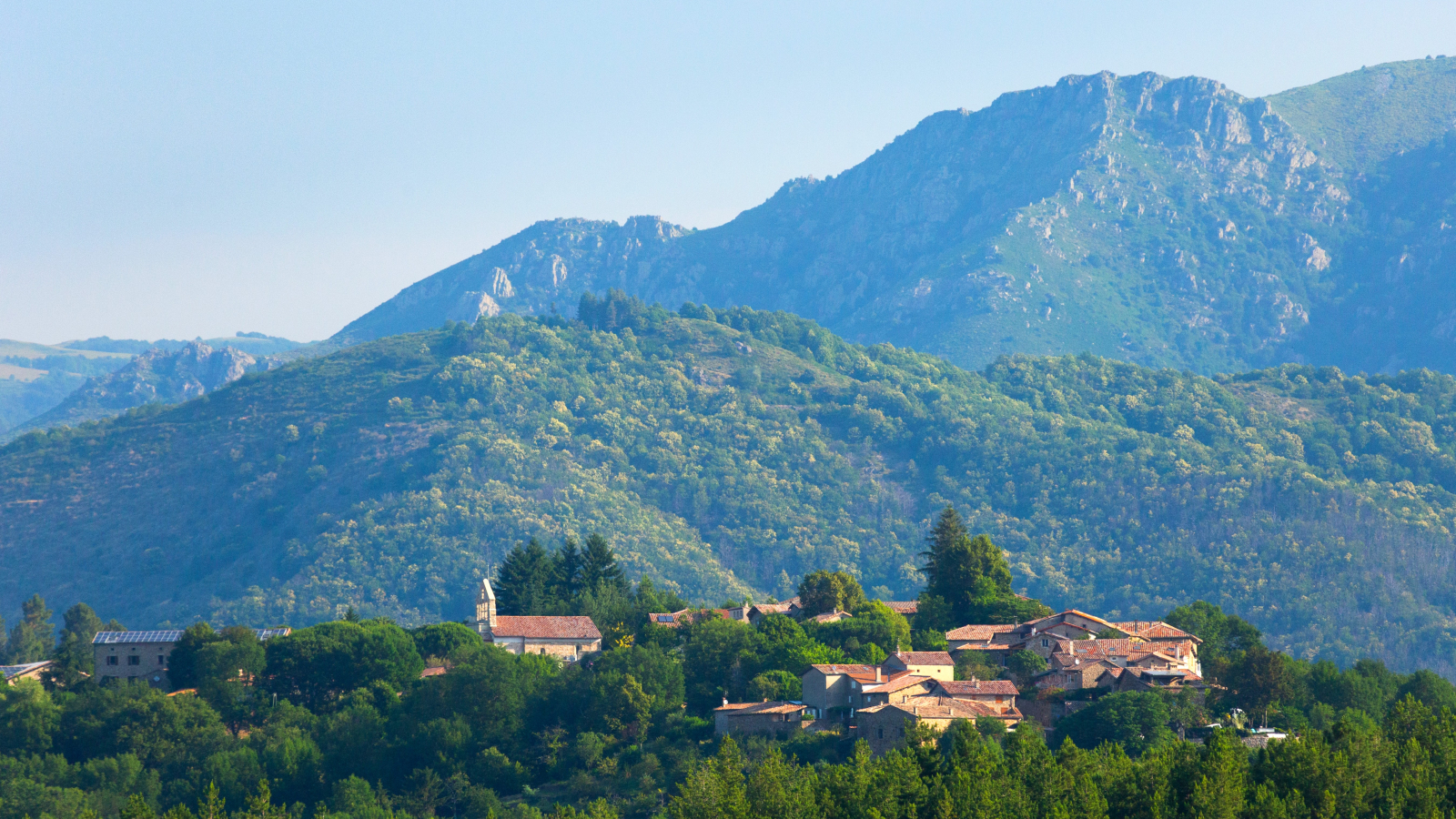 Fabras - Le village vu de la route de St Cirgues ©S.BUGNON