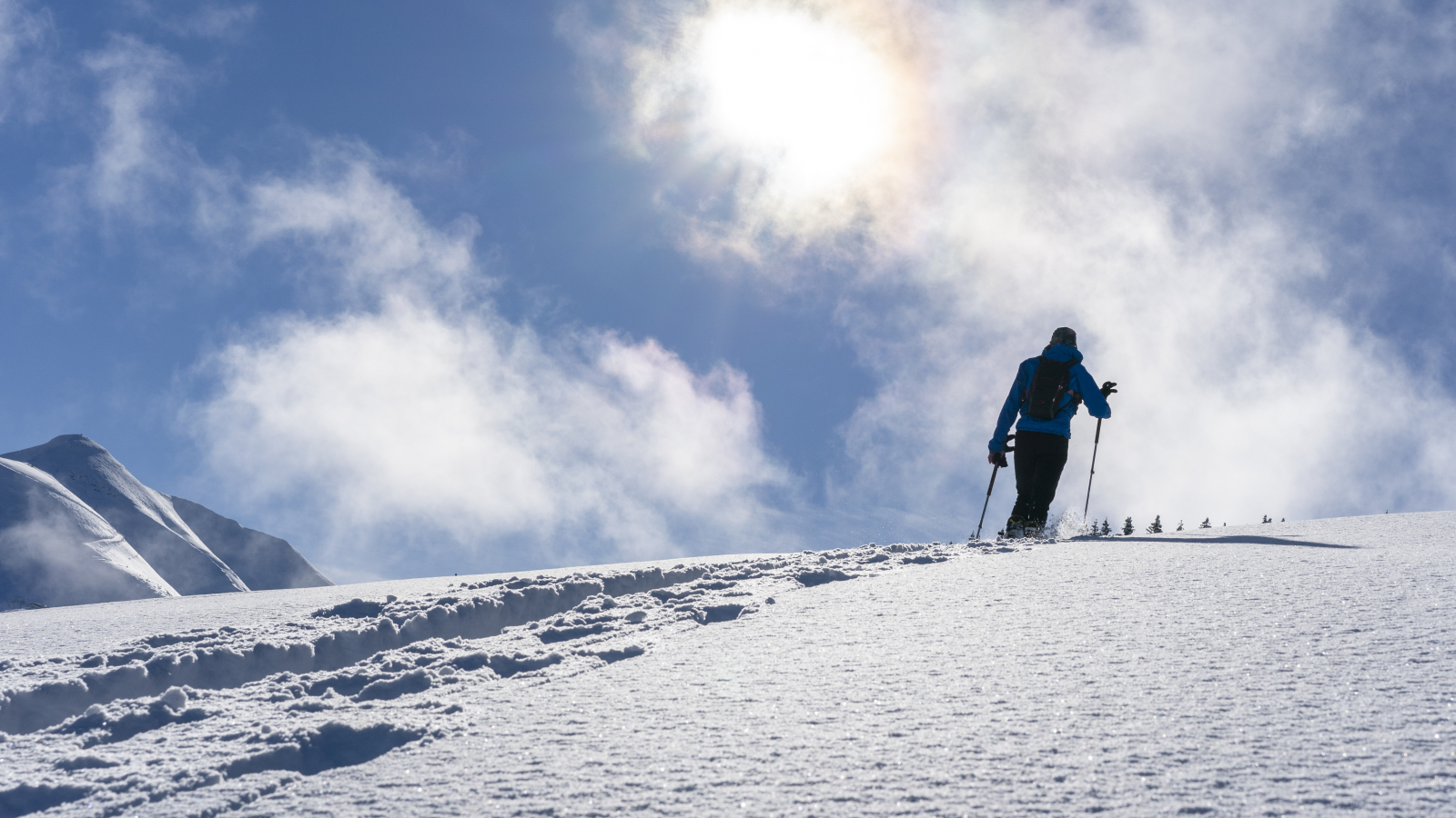 Skieur de randonnée pendant une journée ensoleillée