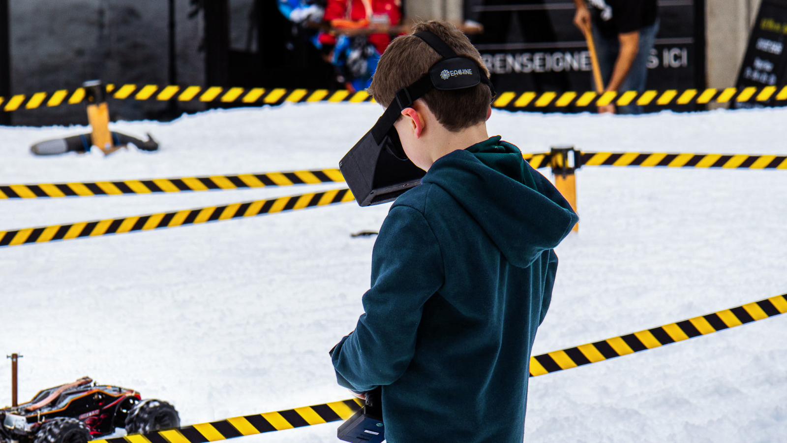 Enfant avec casque de réalité virtuelle pilotant le buggy devant lui