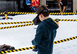 Enfant avec casque de réalité virtuelle pilotant le buggy devant lui