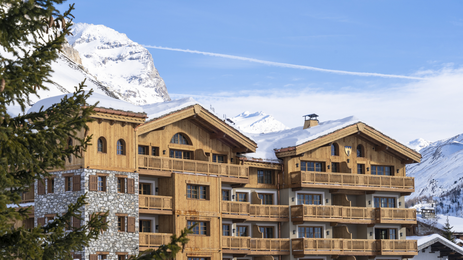 Façade extérieur en hiver avec de la neige sur le toit.