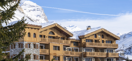 Façade extérieur en hiver avec de la neige sur le toit.