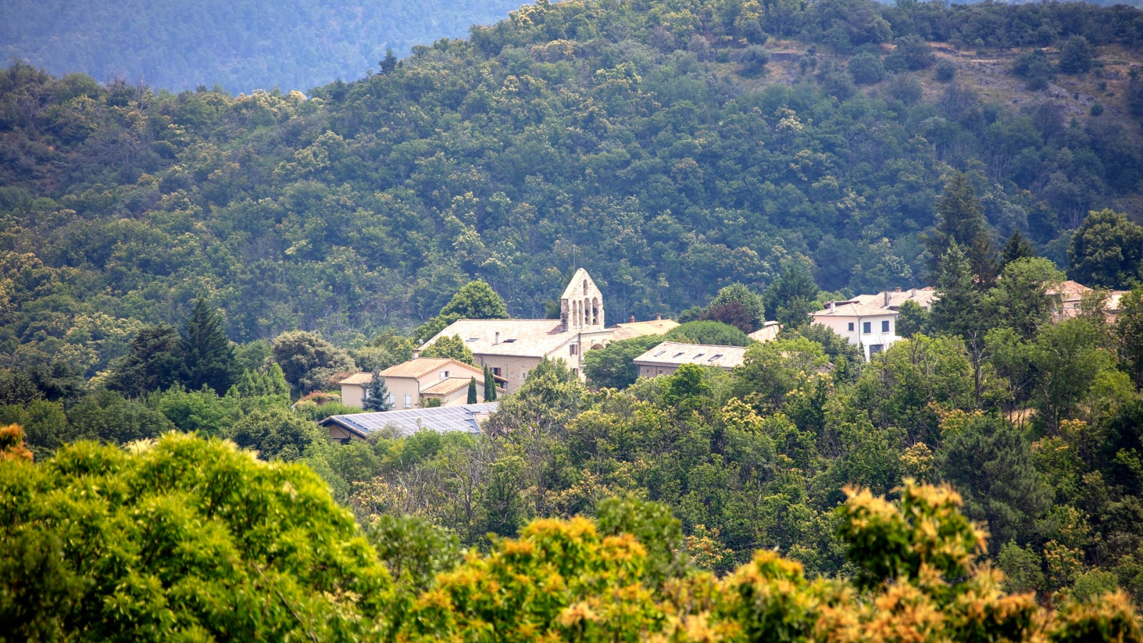 Fabras - Le village vue sur l'église ©sourcesetvolcans