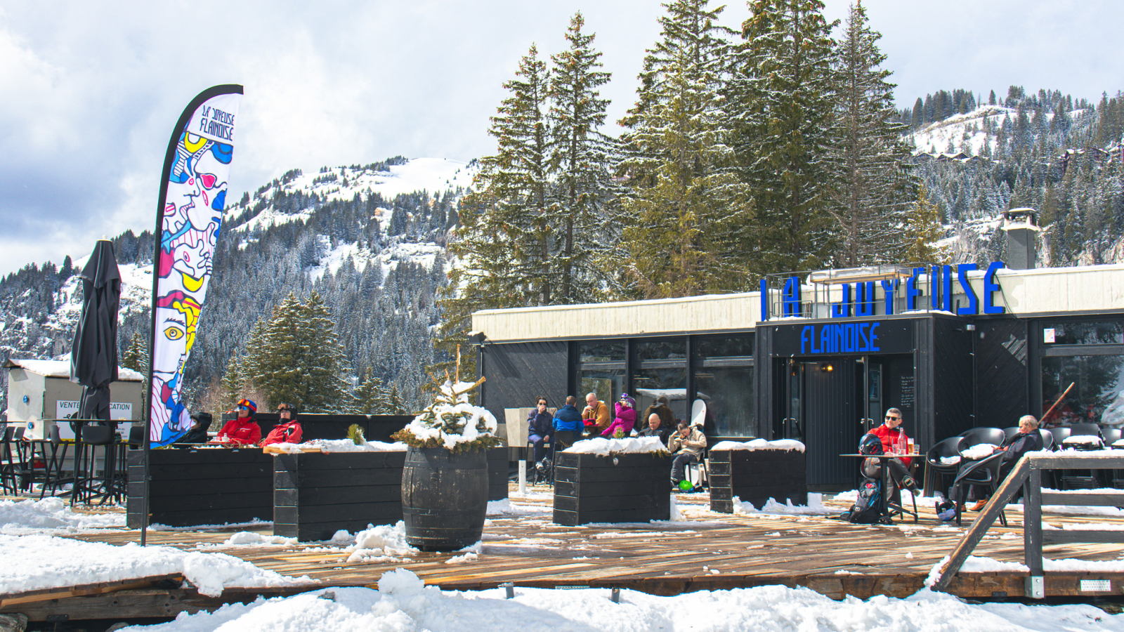 Vue de face de la terrasse et de la devanture du restaurant