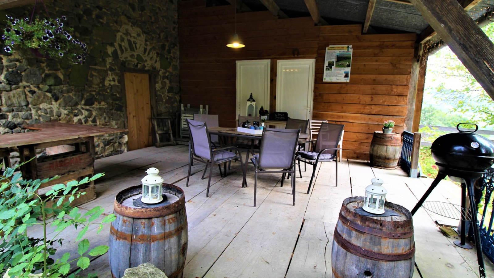 Gîte 'La Bégude d'Amalthée' à VERNAY (Beaujolais - Rhône) : pour un moment de détente sur la terrasse couverte...