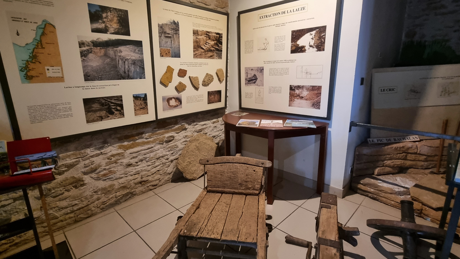 Salle du musée consacrée à la présentation de la pierre locale et à la méthode d'extraction